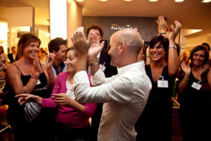 Cesare Rago festeggia con il suo team